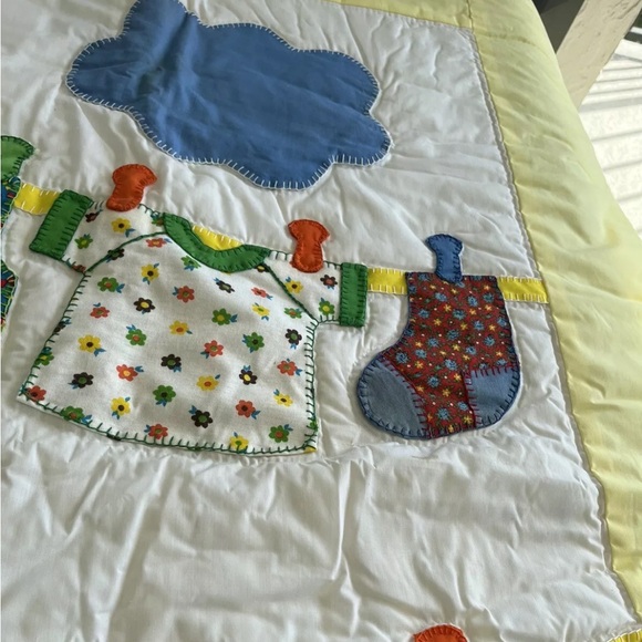 Hanging Laundry Floral Appliqué Embroidery Baby Boy Girl Quilt Vintage 80s